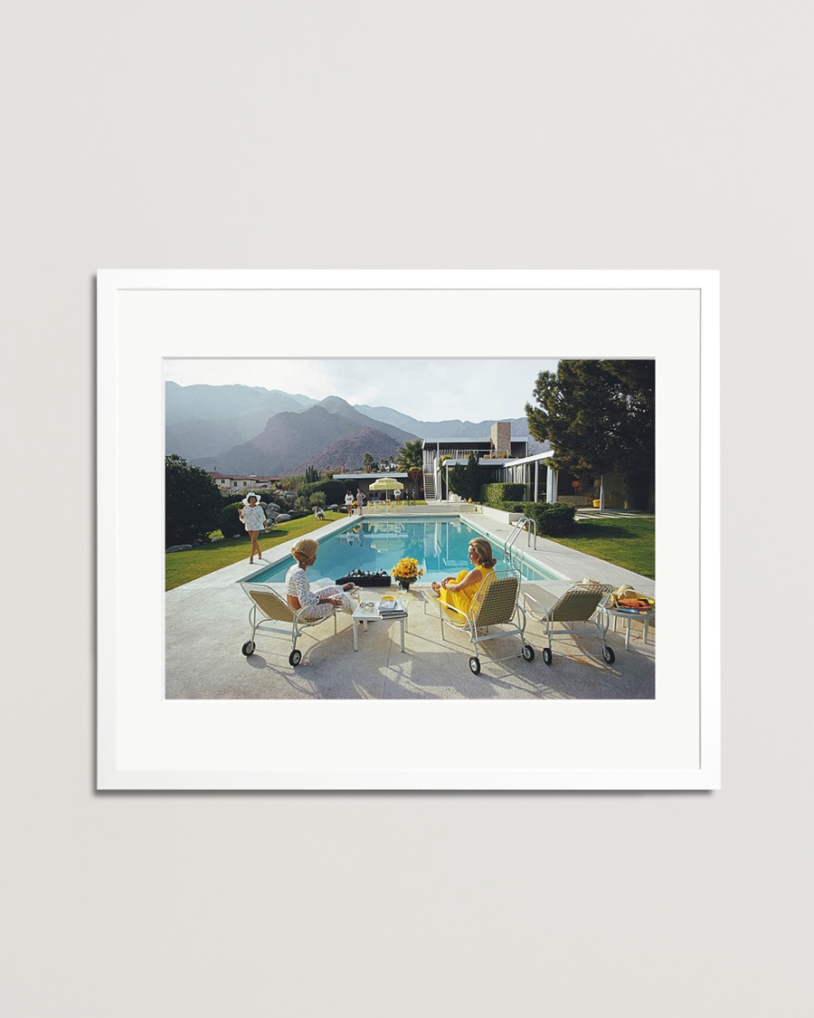 Sonic Editions Framed Slim Aarons Poolside Gossip – Blau