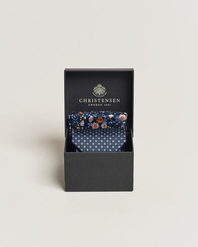 Herren |  | Amanda Christensen | Box Set Silk 8cm Tie and Twill Pocket Square Navy