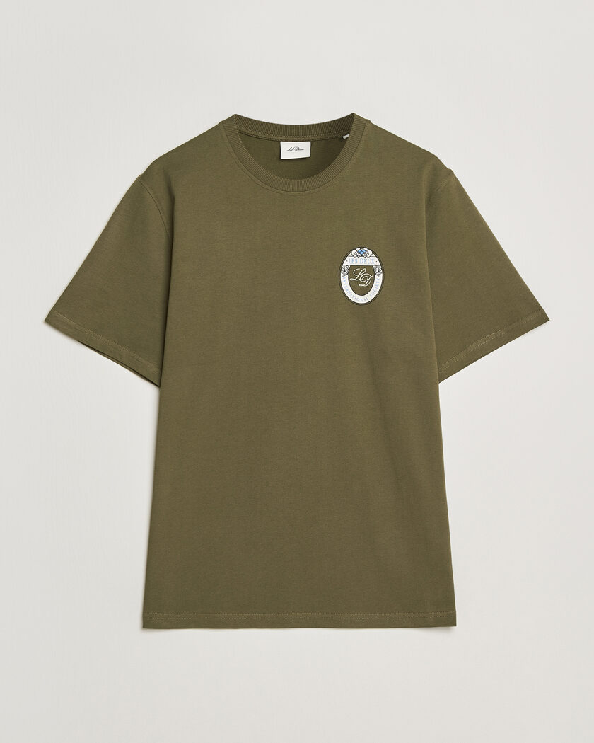 LES DEUX Brday Emblem T-Shirt Olive Night Green – Grün