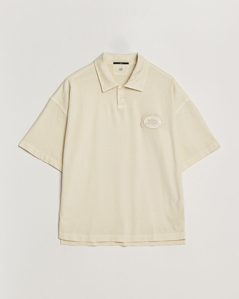  C.P. Company Boxy Fit Cotton Logo Polo Cream – Weiß