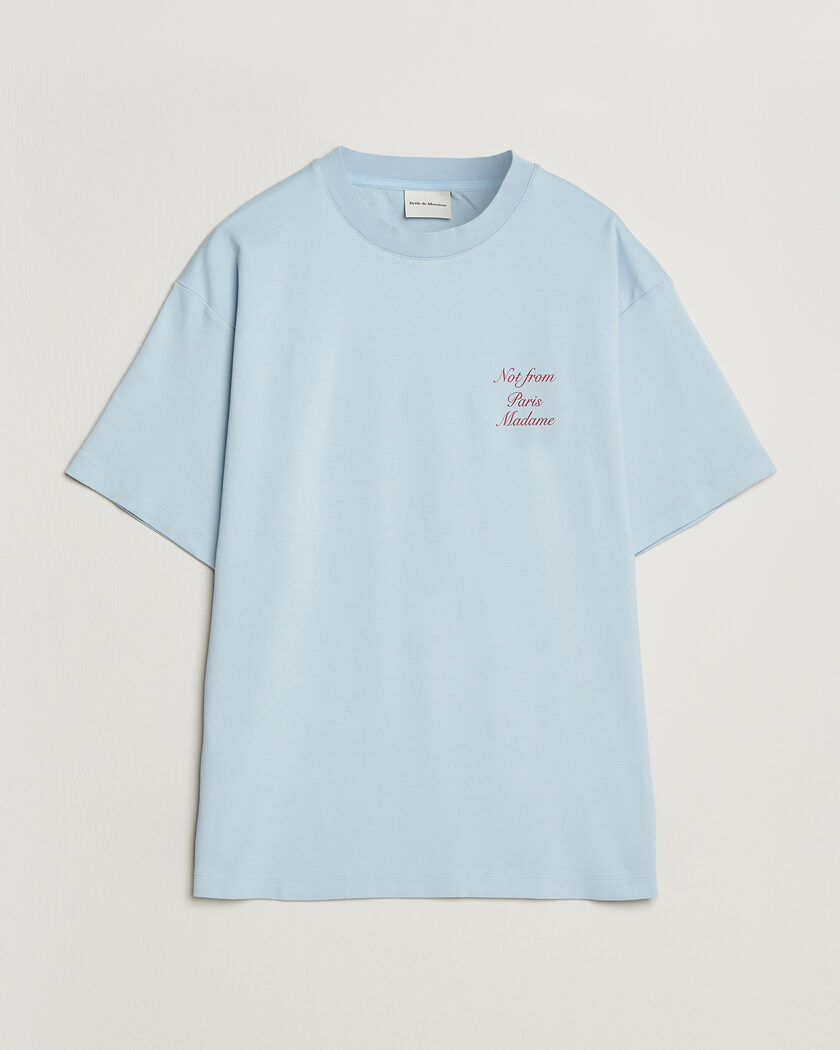 Drôle de Monsieur Slogan Cursive T-Shirt Light Blue – Blau