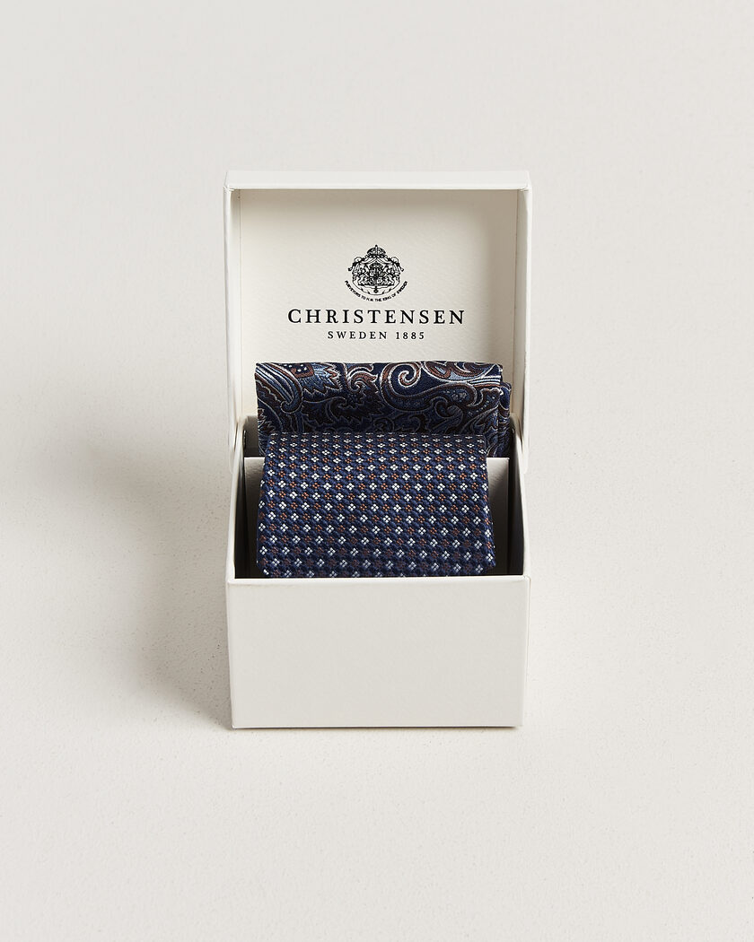 Amanda Christensen Box Set Printed Silk 8cm Tie With Pocket Square Navy/Brown – Blau