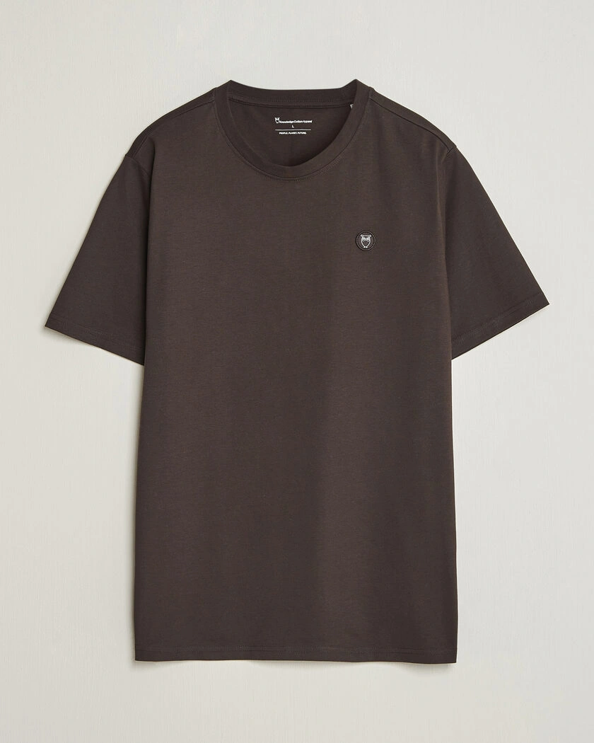 KnowledgeCotton Apparel Loke Badge T-Shirt Chocolate Torte – Braun