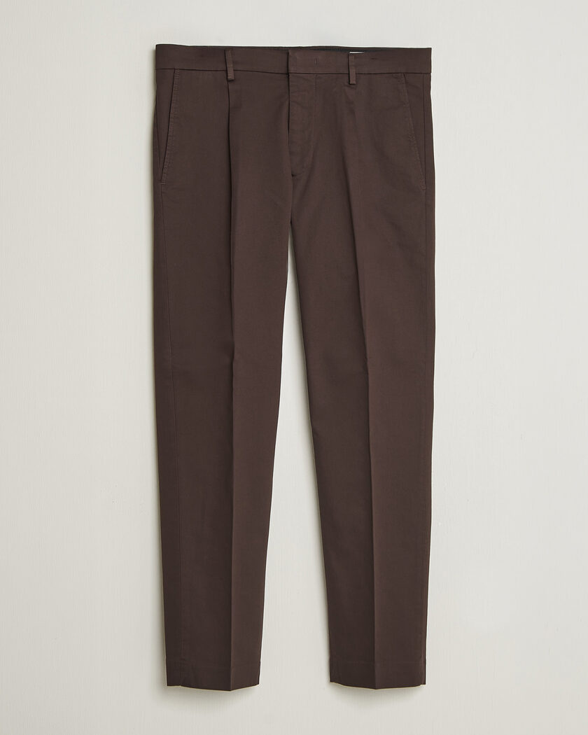  NN07 Bill Pleated Cotton Chinos Deep Truffle – Braun