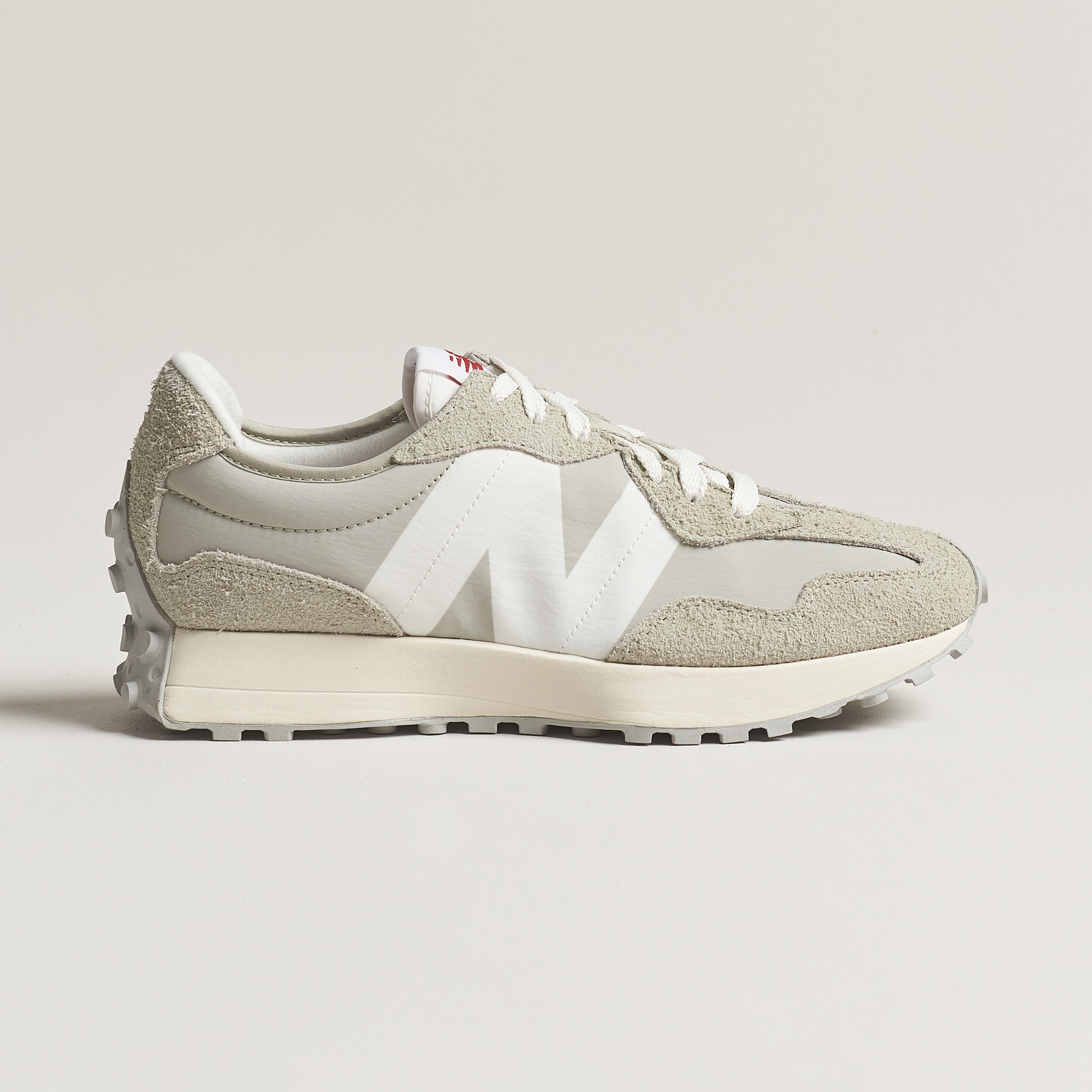 New Balance 327 Sneakers Dark Olive bei Care of Carl 