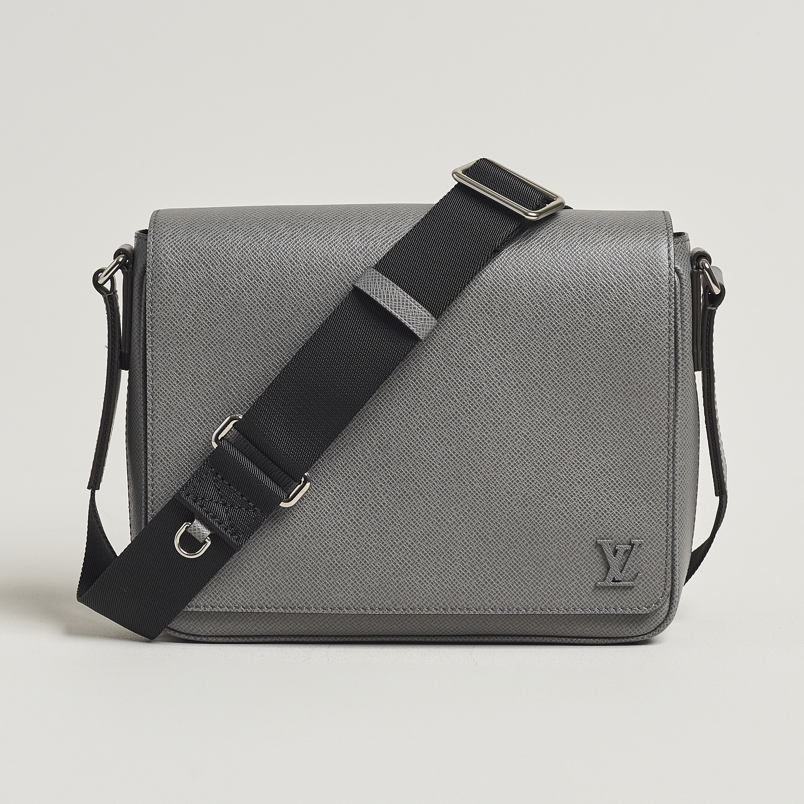 Louis Vuitton Pre Owned District PM Taiga Messenger Grey bei Care of Carl