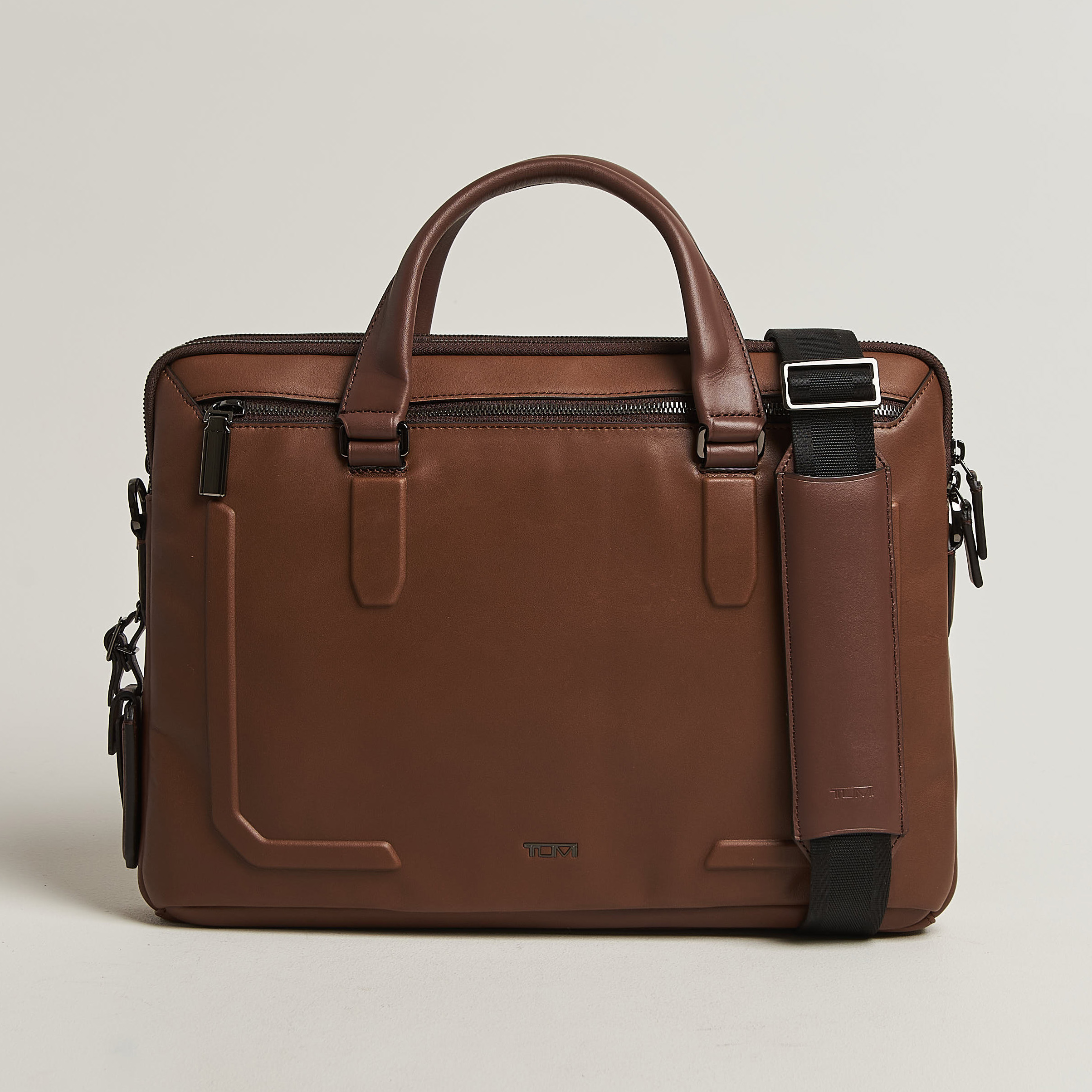 TUMI Harrison Sycamore Slim Leather Brief Cognac Bombe – Braun