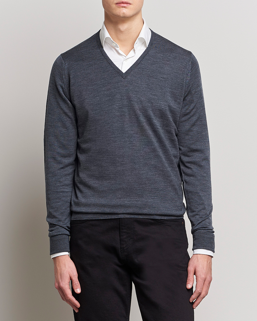 Men |  | John Smedley | Bobby Extra Fine Merino V-Neck Pullover Charcoal