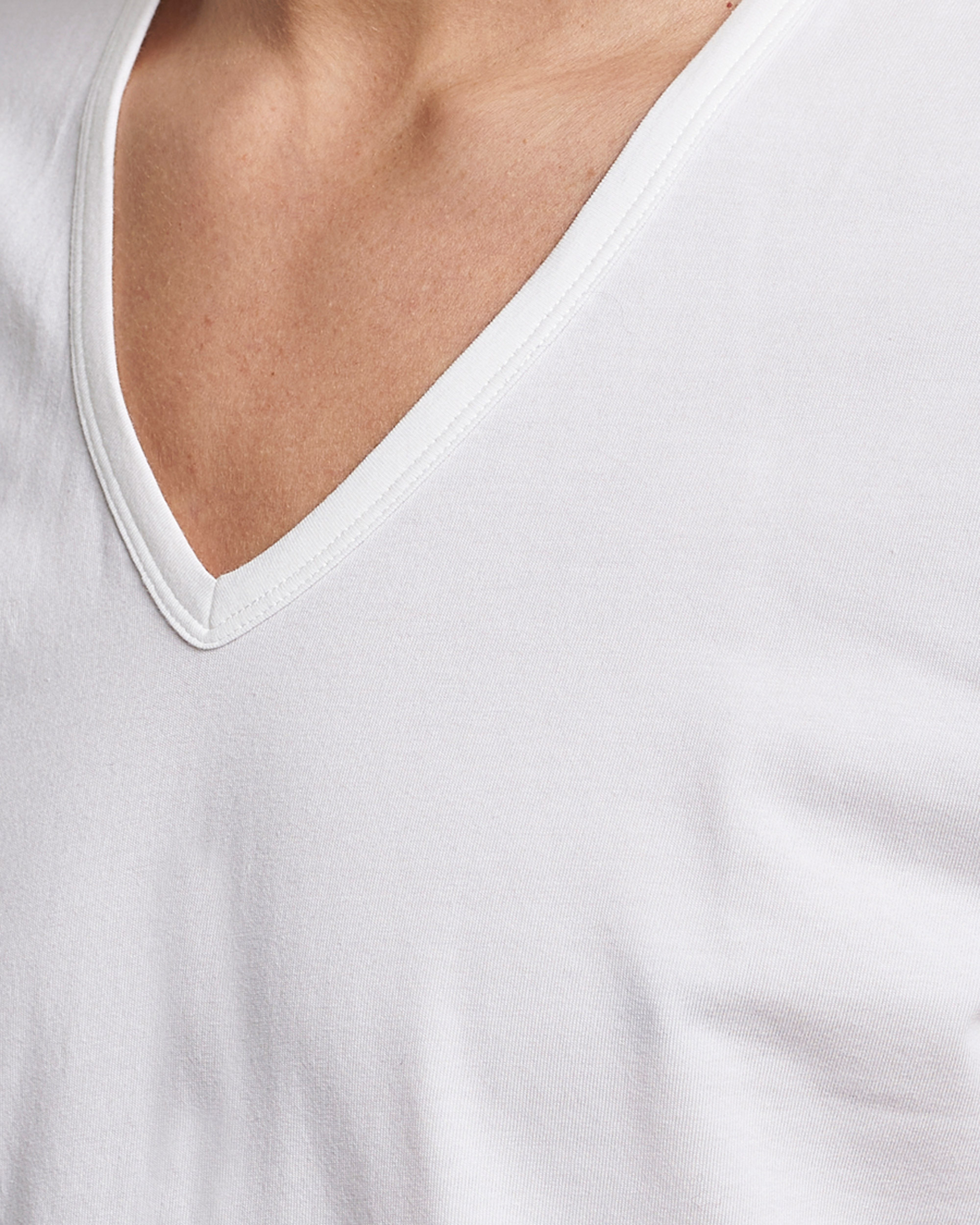 Calvin Klein Cotton V-Neck Tee 2-Pack White bei Care of Carl