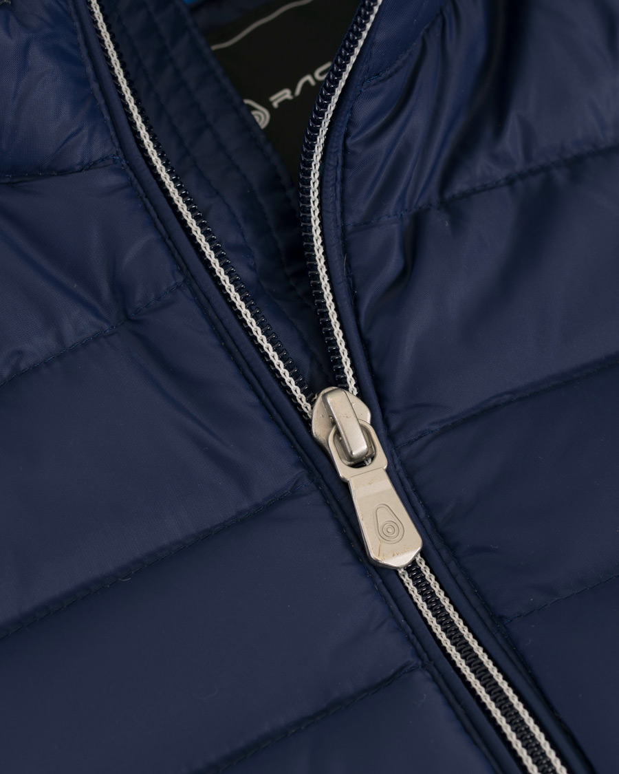 Sail Racing Grinder Down Vest Storm Blue bei Care of Carl