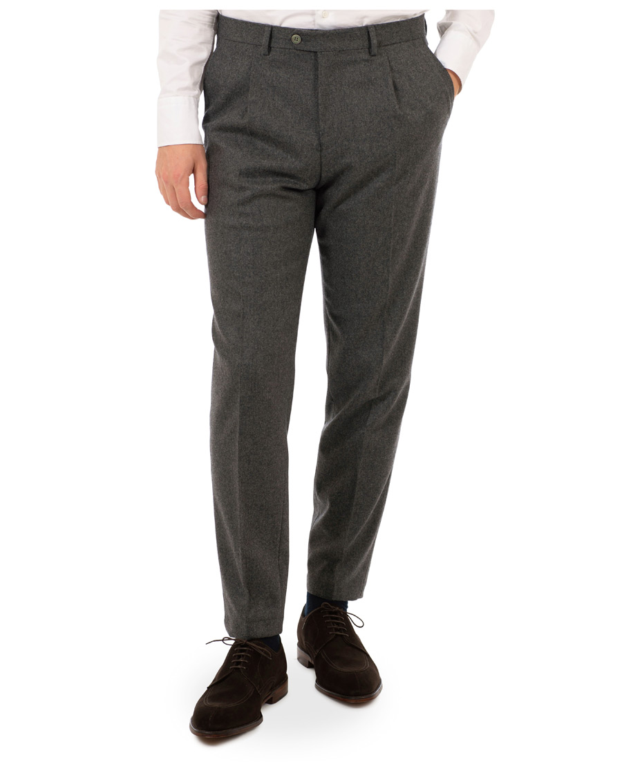 Herren | Hosen | Oscar Jacobson | Delon Pleated Flannel Trousers Dark Grey