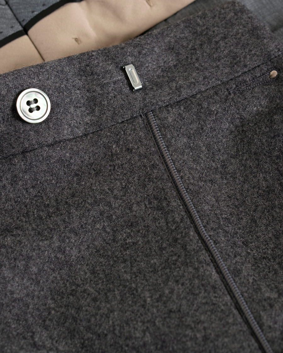 Herren | Hosen | Oscar Jacobson | Delon Pleated Flannel Trousers Dark Grey