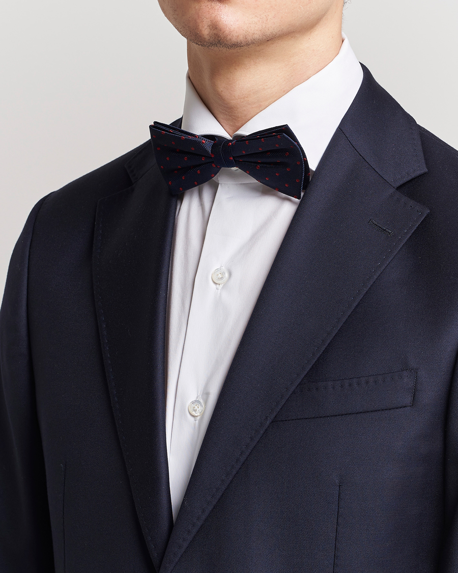 Herren | Gebundene Fliegen | Amanda Christensen | Dot Pre Tie Silk Navy/Wine