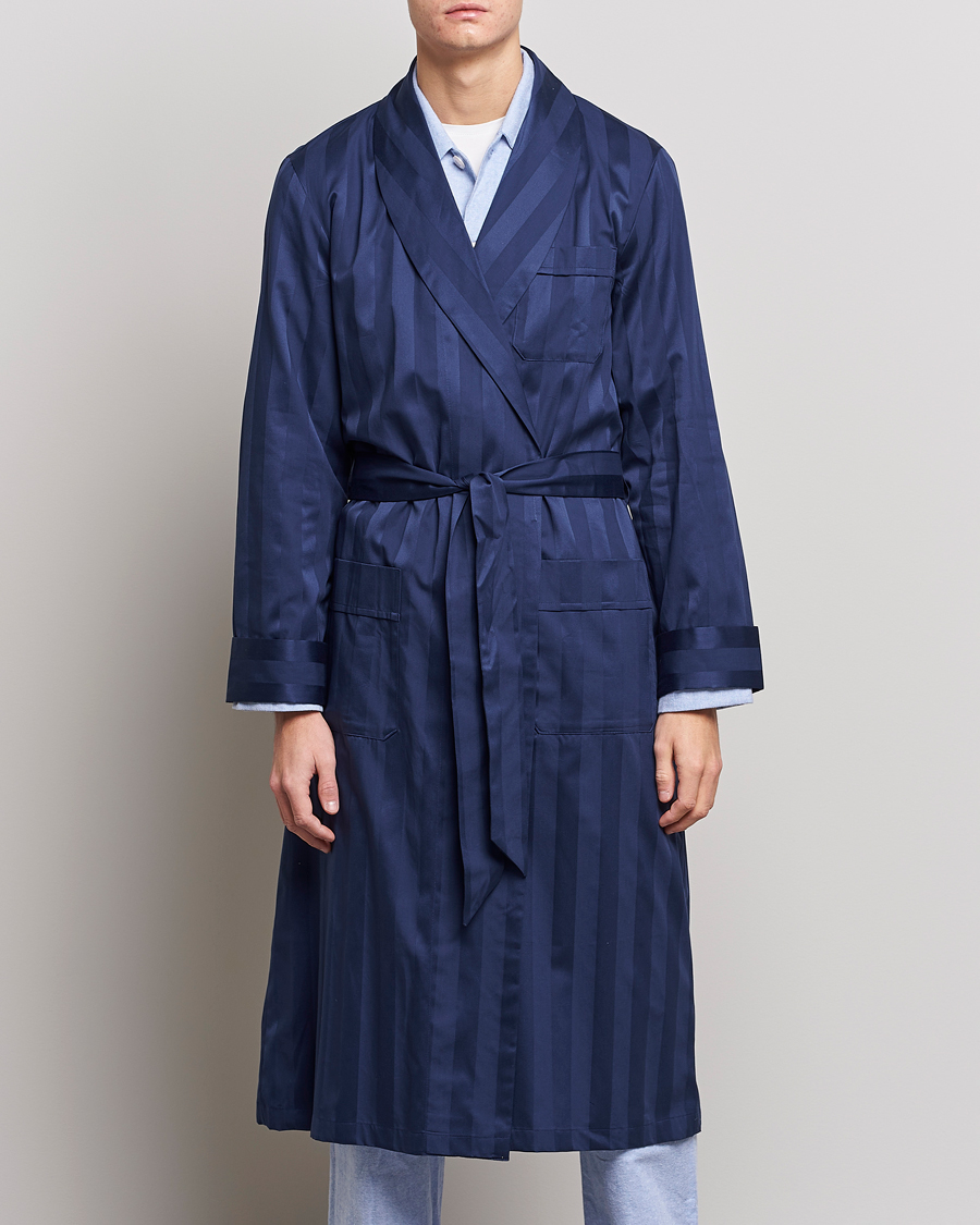 Herren | Best of British | Derek Rose | Striped Cotton Satin Dressing Gown Navy/Navy