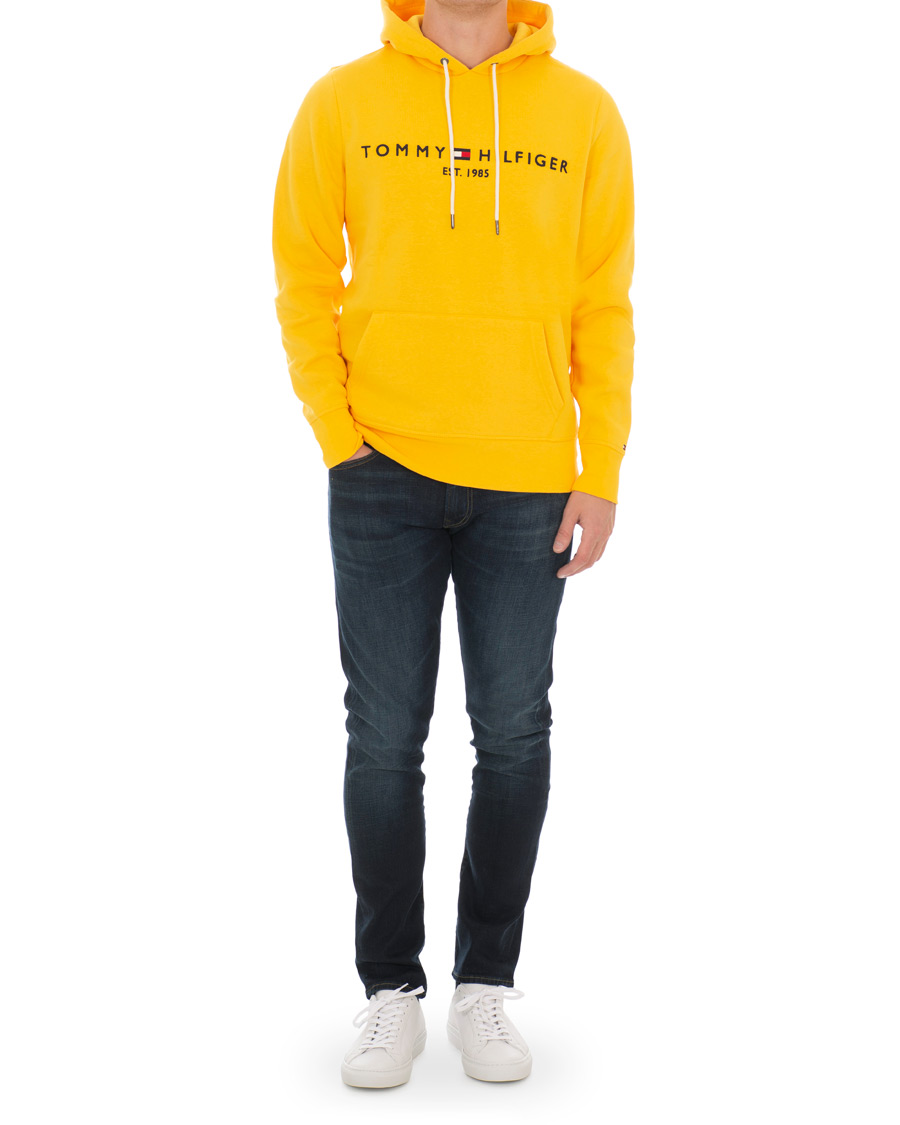 Tommy Hilfiger Logo Hoodie Spectra Yellow bei Care of Carl
