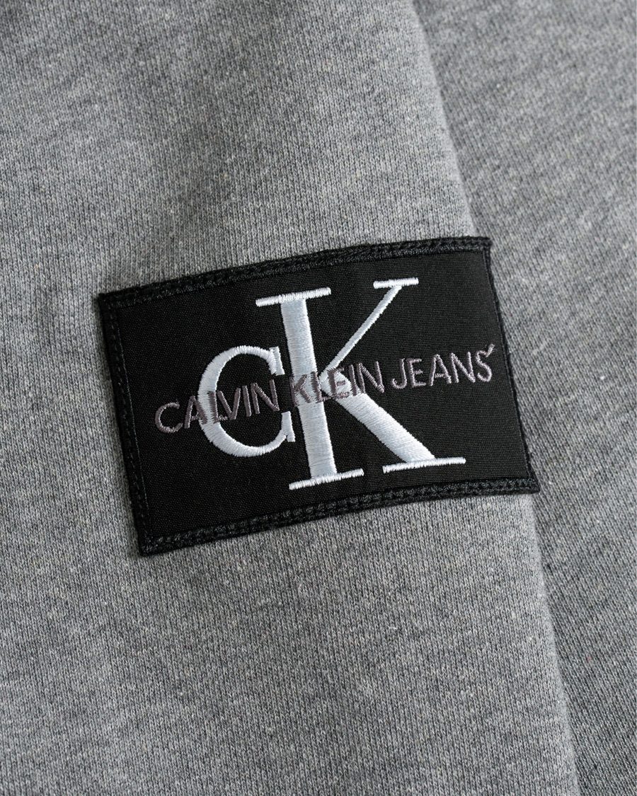 Herren | Pullover | Calvin Klein Jeans | Monogram Sleeve Badge Sweatshirt Mid Grey Heather