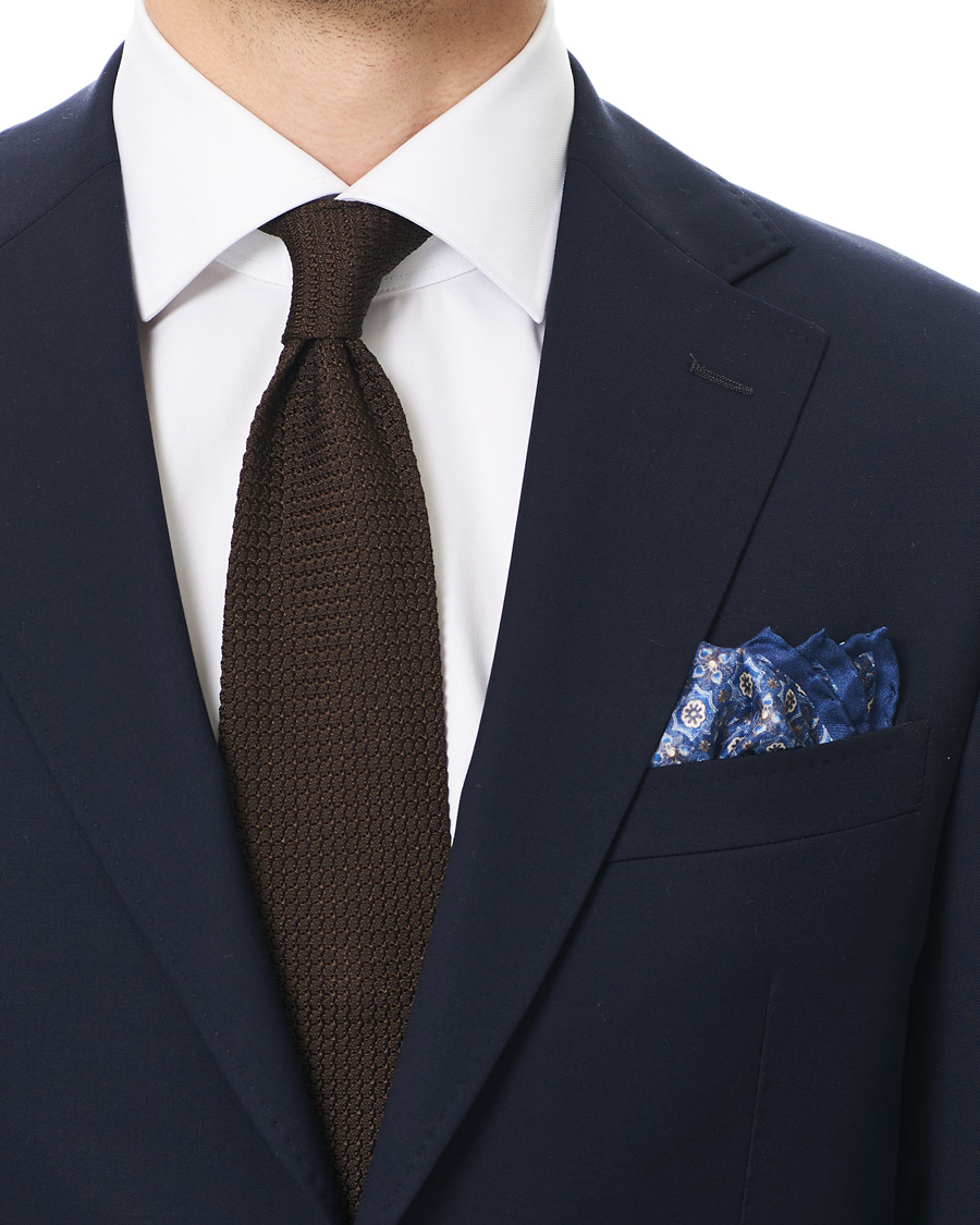 Herren | Amanda Christensen Silk Medallion Pocket Square Indigo | Amanda Christensen | Silk Medallion Pocket Square Indigo
