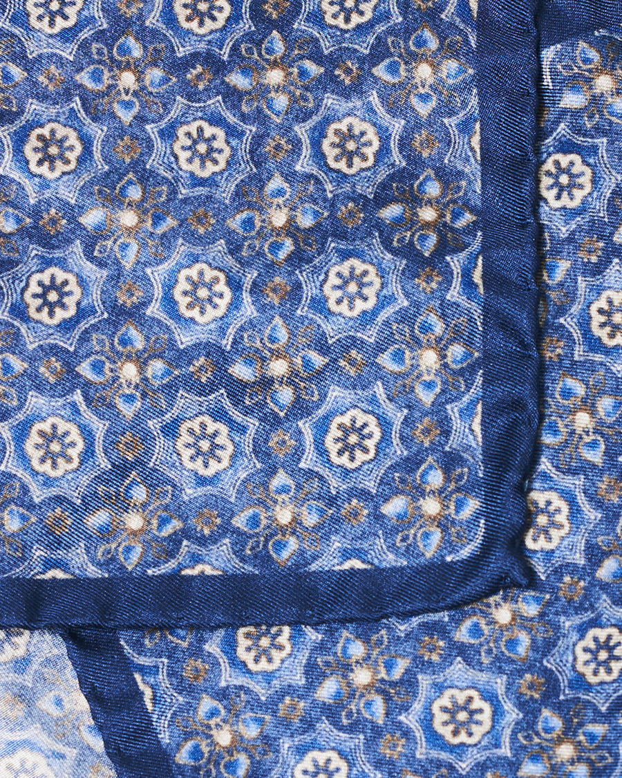 Herren | Amanda Christensen Silk Medallion Pocket Square Indigo | Amanda Christensen | Silk Medallion Pocket Square Indigo