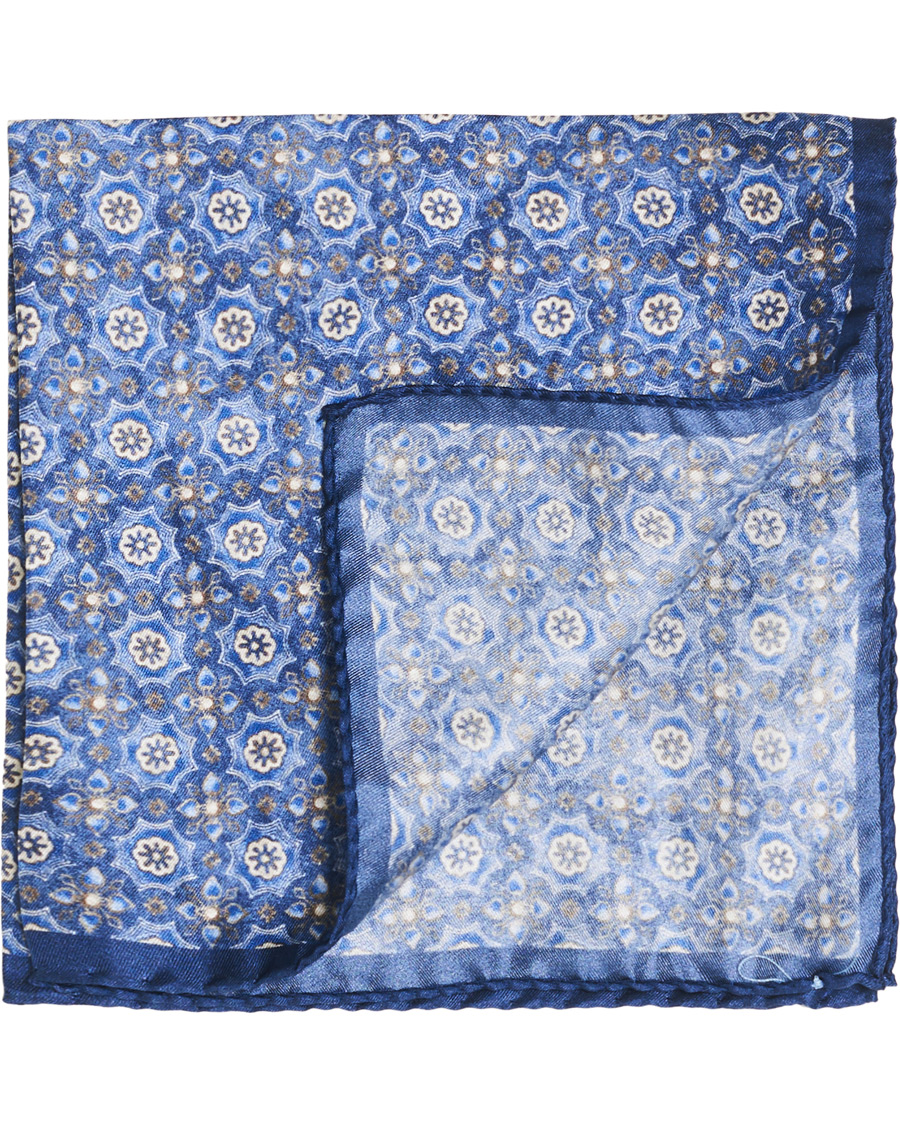 Herren | Amanda Christensen Silk Medallion Pocket Square Indigo | Amanda Christensen | Silk Medallion Pocket Square Indigo
