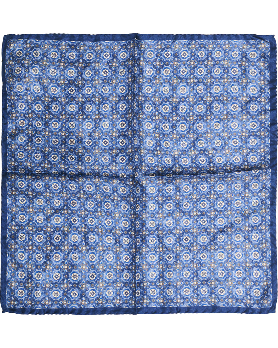 Herren | Amanda Christensen Silk Medallion Pocket Square Indigo | Amanda Christensen | Silk Medallion Pocket Square Indigo