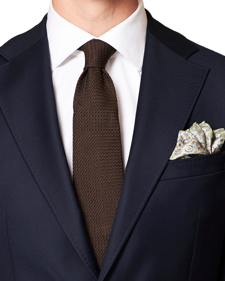 Herren | Amanda Christensen Silk Medallion Pocket Square Olive | Amanda Christensen | Silk Medallion Pocket Square Olive