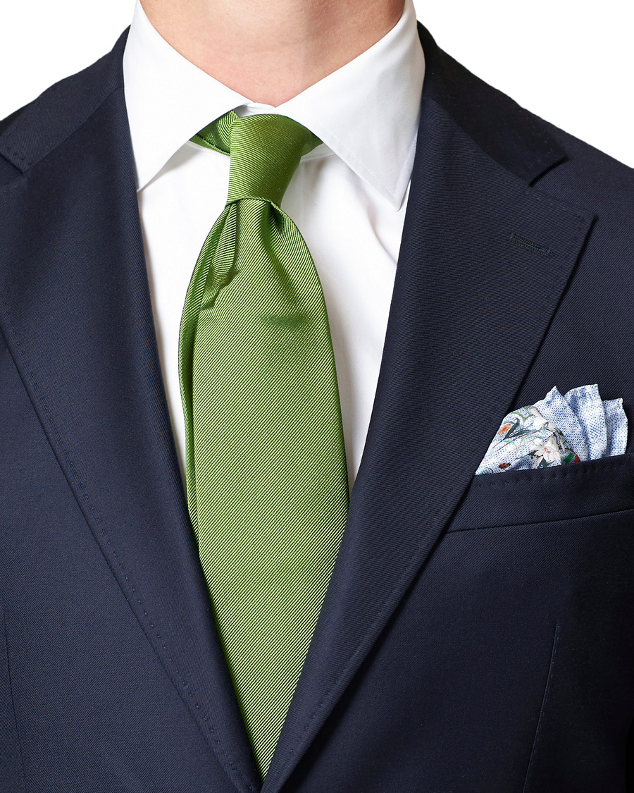 Herren | Amanda Christensen Silk Twill Printed Pocket Square Navy | Amanda Christensen | Silk Twill Printed Pocket Square Navy