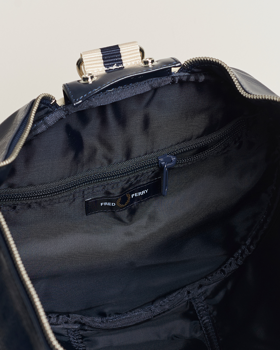 Herren | Fred Perry Classic Barrel Bag Navy | Fred Perry | Classic Barrel Bag Navy