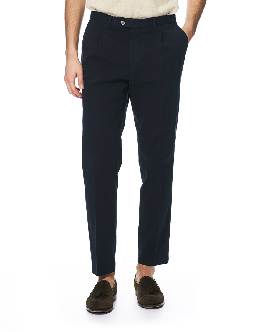 Herren | Hosen | Oscar Jacobson | Delon Pleated Cotton Chinos Blue