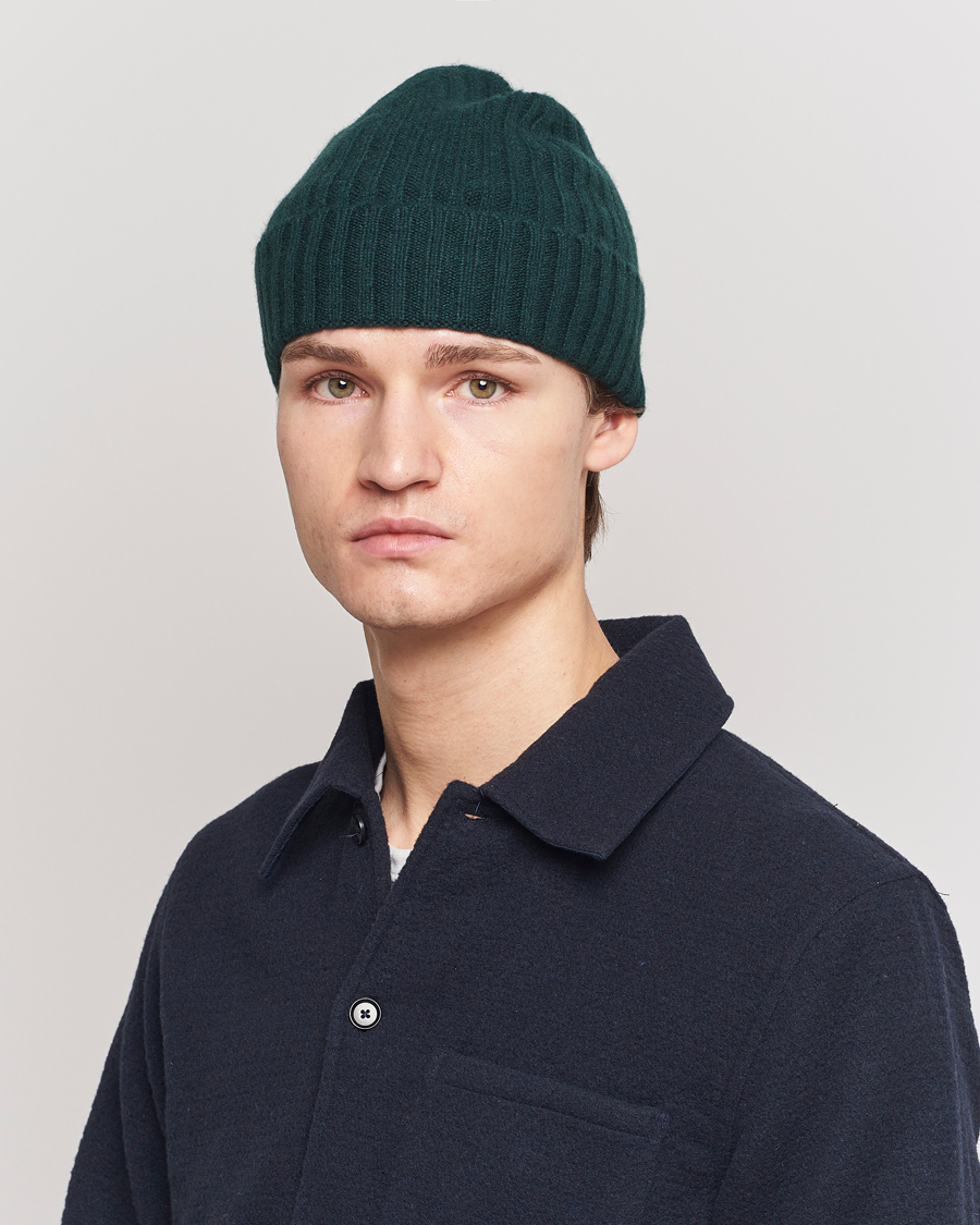 Herren | Amanda Christensen Rib Knitted Cashmere Cap Bottle Green | Amanda Christensen | Rib Knitted Cashmere Cap Bottle Green