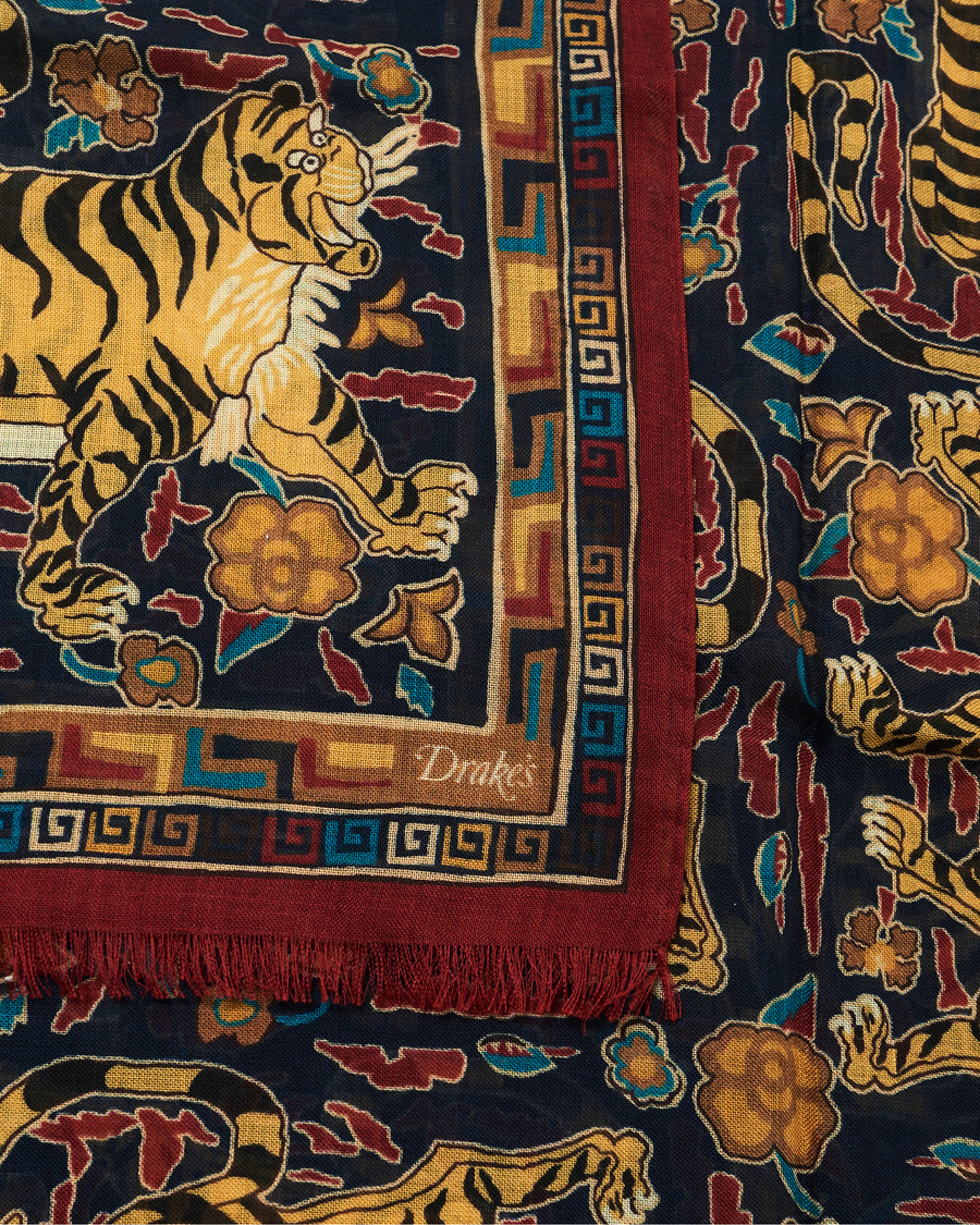 Herren | Drake's Wool/Silk Printed Jumbo Tiger Scarf Navy | Drake's | Wool/Silk Printed Jumbo Tiger Scarf Navy