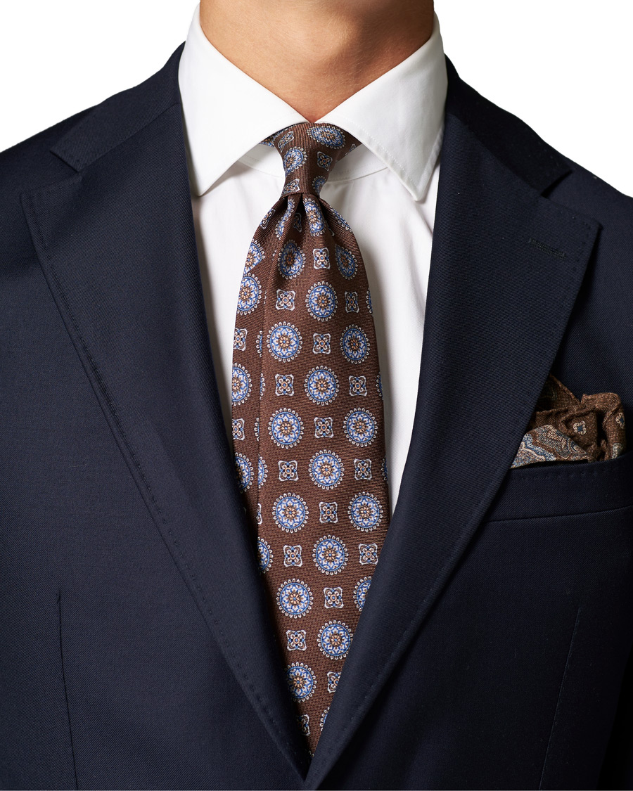 Herren | Amanda Christensen Silk Oxford 8 cm Printed Medallion Tie Brown | Amanda Christensen | Silk Oxford 8 cm Printed Medallion Tie Brown