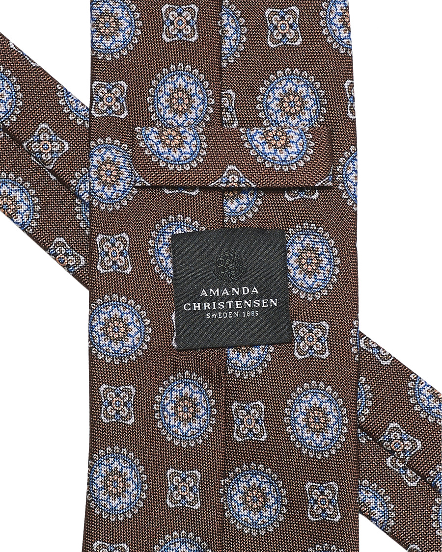 Herren | Amanda Christensen Silk Oxford 8 cm Printed Medallion Tie Brown | Amanda Christensen | Silk Oxford 8 cm Printed Medallion Tie Brown