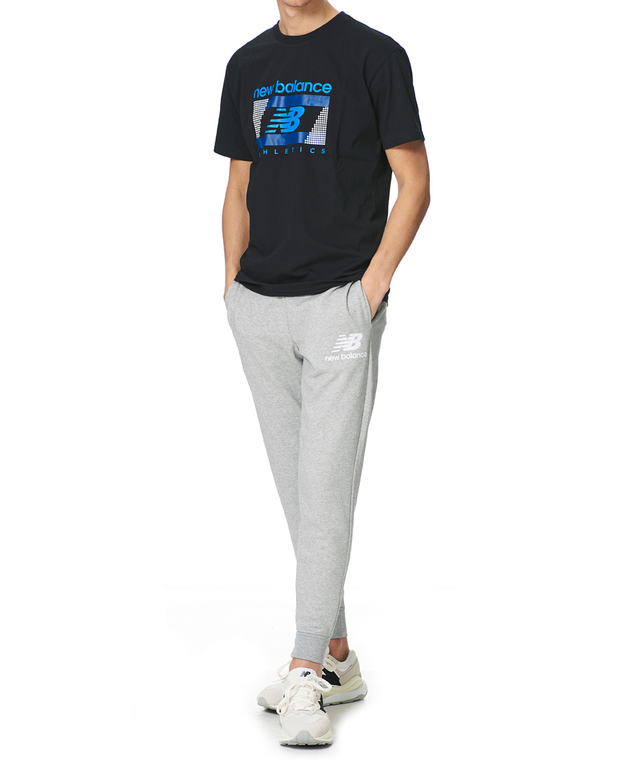 Herren | Hosen | New Balance | NB Essentials Stacked Logo Sweatpant Athletic Grey