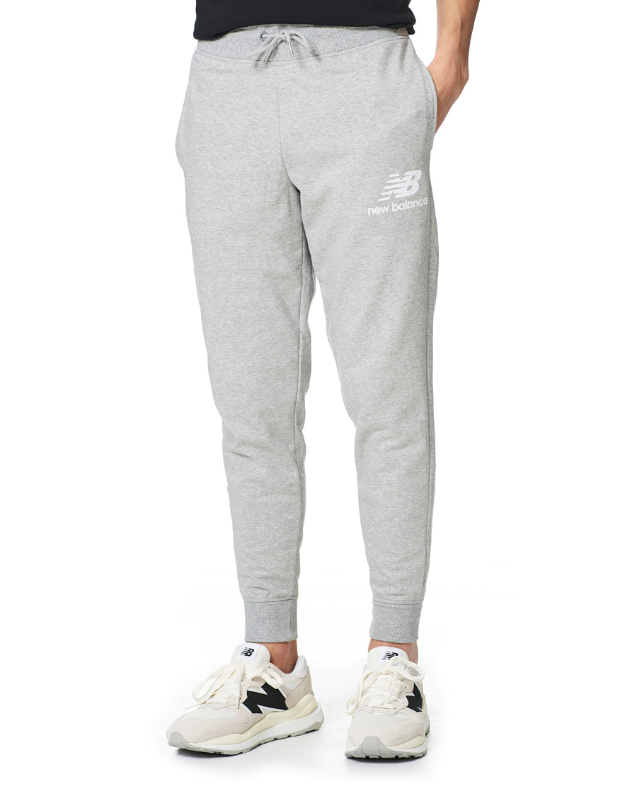 New Balance NB Essentials Stacked Logo Sweatpant Athletic Grey bei CareOfCa