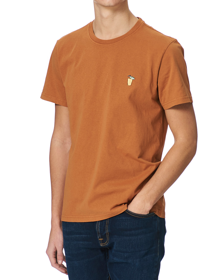 Herren | T-Shirts | Nudie Jeans | Roy Drink Crew Neck Tee Burnt Orange
