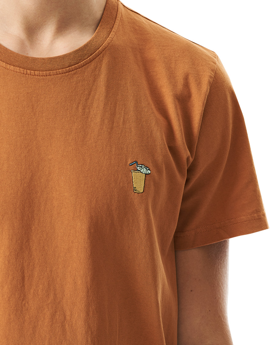Herren | T-Shirts | Nudie Jeans | Roy Drink Crew Neck Tee Burnt Orange