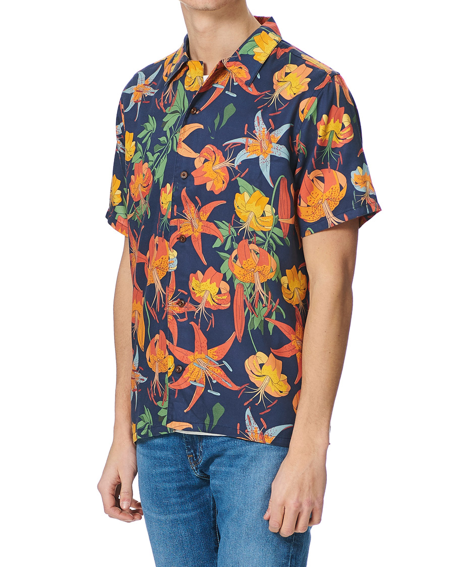 Herren | Hemden | Nudie Jeans | Arvid Printed Lillies Short Sleeve Shirt Deep Blue