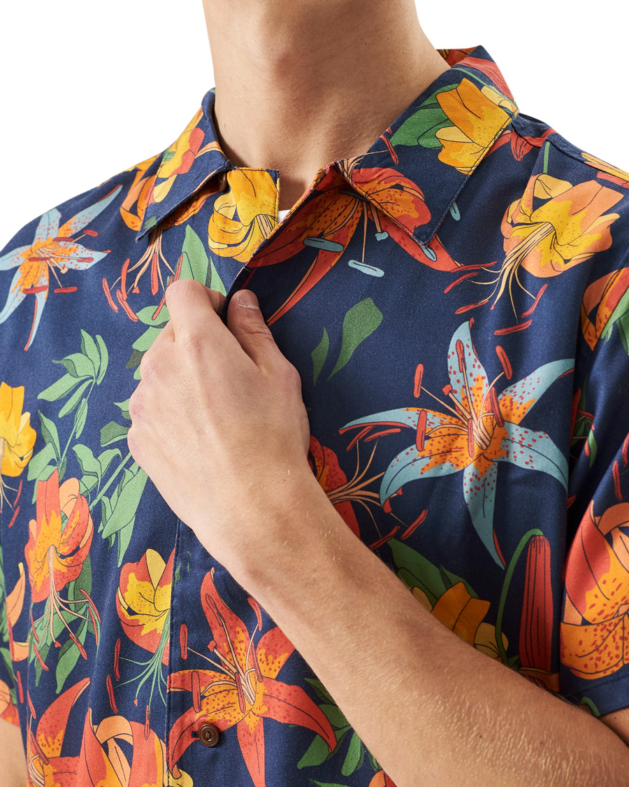 Herren | Hemden | Nudie Jeans | Arvid Printed Lillies Short Sleeve Shirt Deep Blue