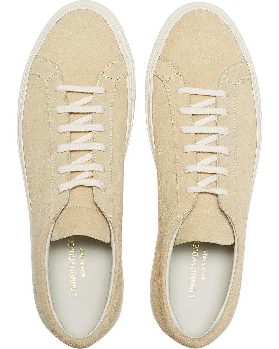 Herren | Common Projects Achilles Low Suede Sneaker Off White | Common Projects | Achilles Low Suede Sneaker Off White