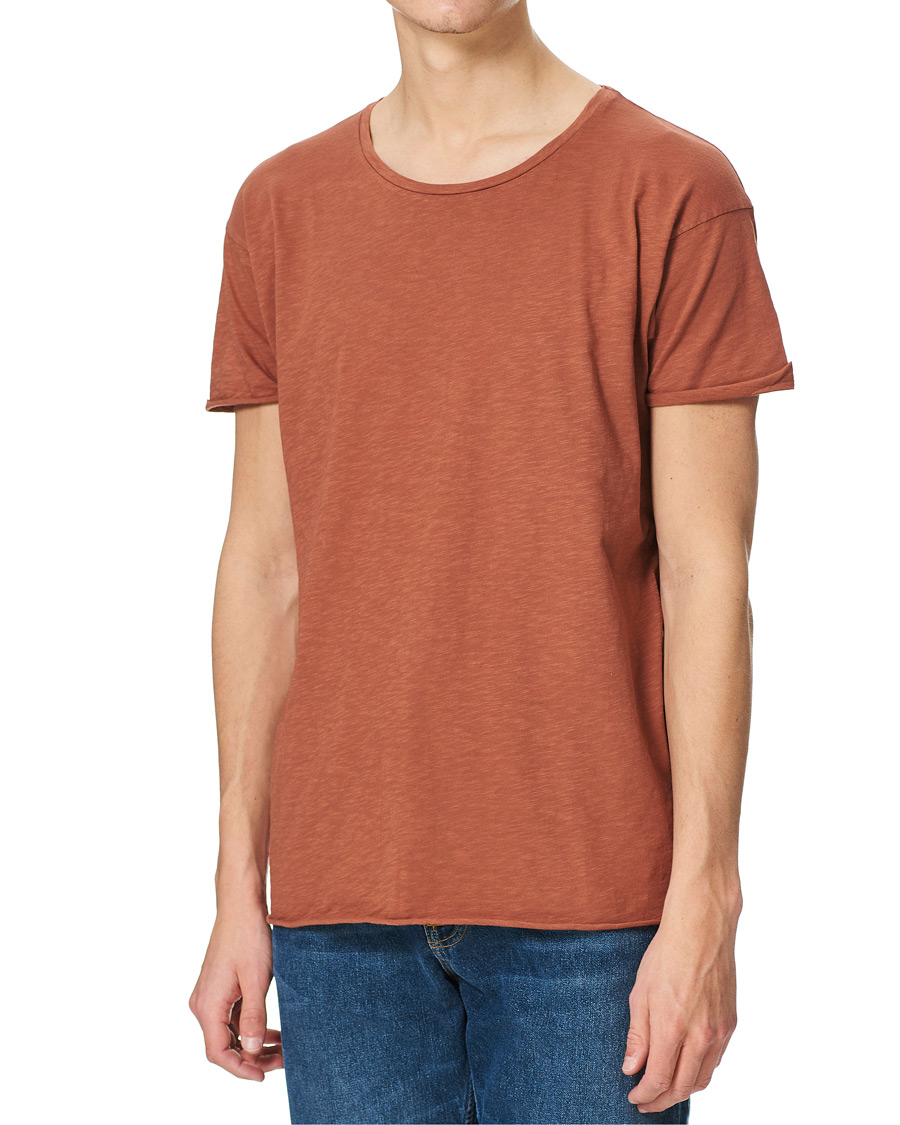 Herren | T-Shirts | Nudie Jeans | Roger Slub Crew Neck Tee Terra Red