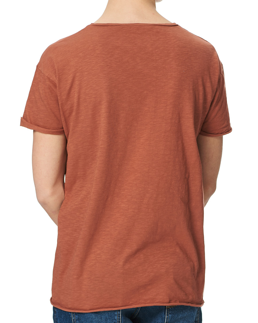 Herren | T-Shirts | Nudie Jeans | Roger Slub Crew Neck Tee Terra Red