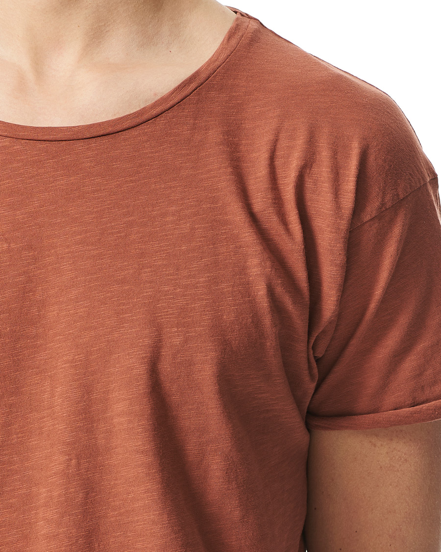 Herren | T-Shirts | Nudie Jeans | Roger Slub Crew Neck Tee Terra Red