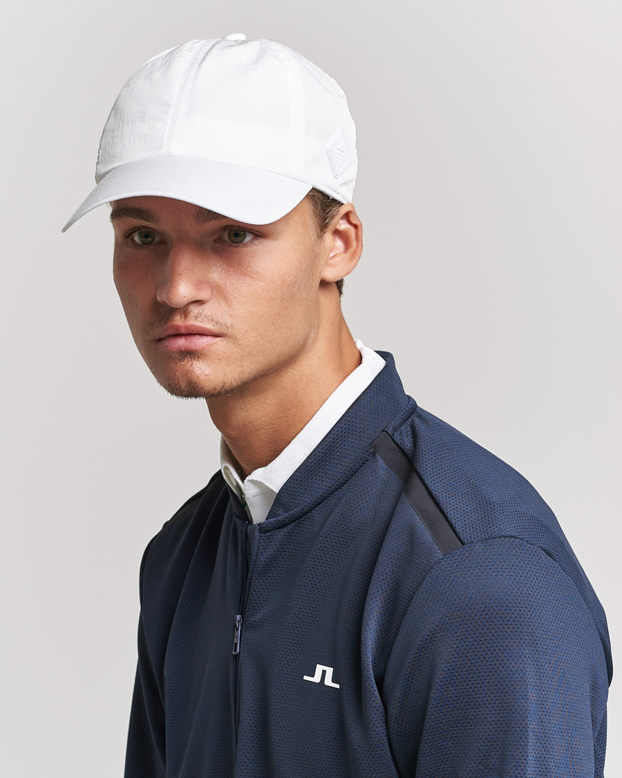 Herren | J.Lindeberg Elijah Crinkle Nylon Logo Cap White | J.Lindeberg | Elijah Crinkle Nylon Logo Cap White