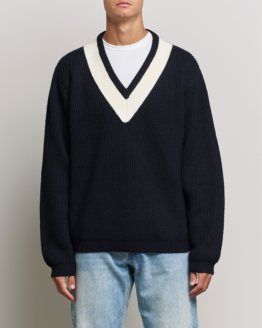 Herren | V-Ausschnitt | Tiger of Sweden | Puck Wool Sweater Light Ink