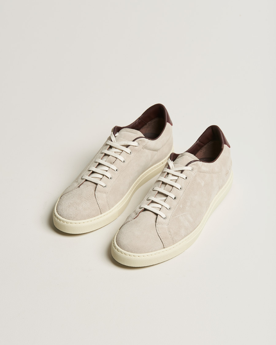 Herren |  | Common Projects | Retro Low Suede Sneaker Off White/Red