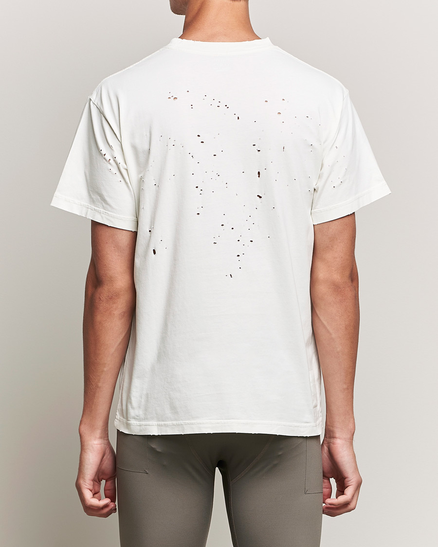 Herren | T-Shirts | Satisfy | MothTech Distressed T-Shirt Off White