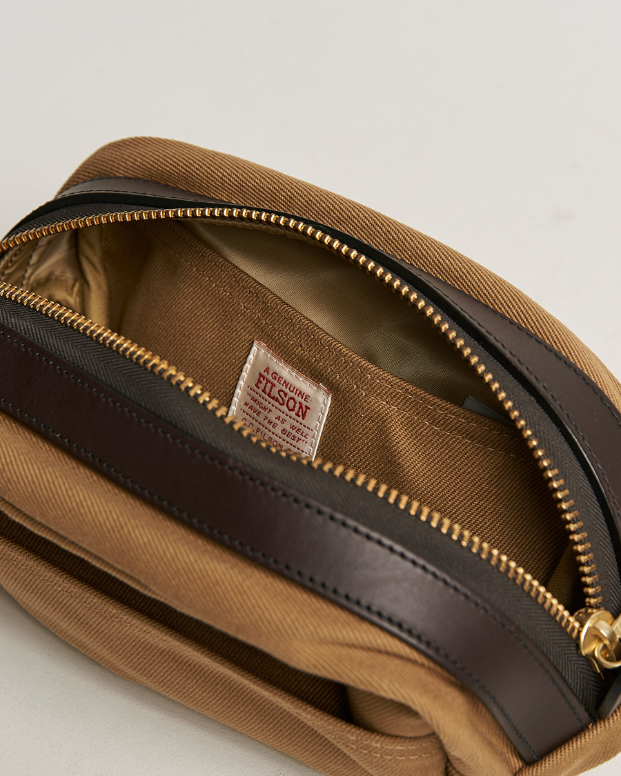 Filson Rugged Twill Travel Kit Tan bei Care of Carl