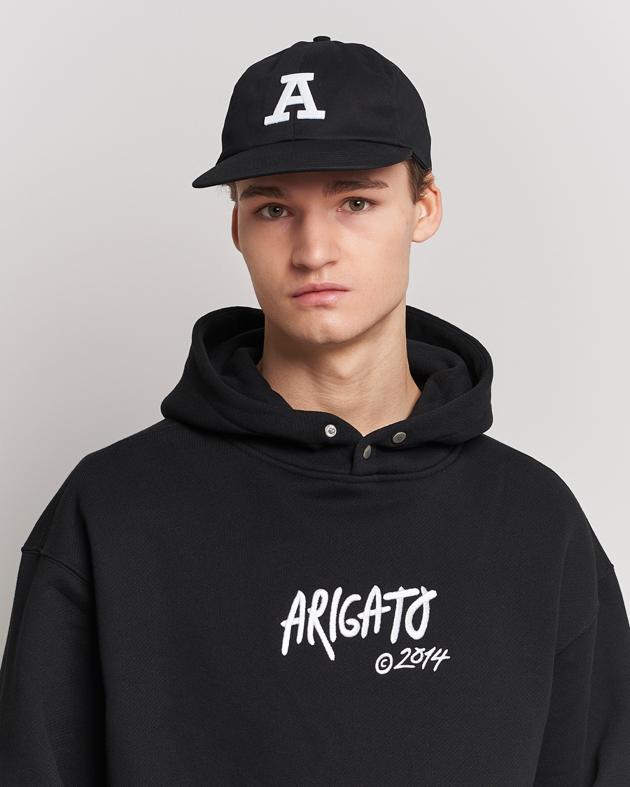 Herren | Axel Arigato Varsity A Flat Cap Black | Axel Arigato | Varsity A Flat Cap Black