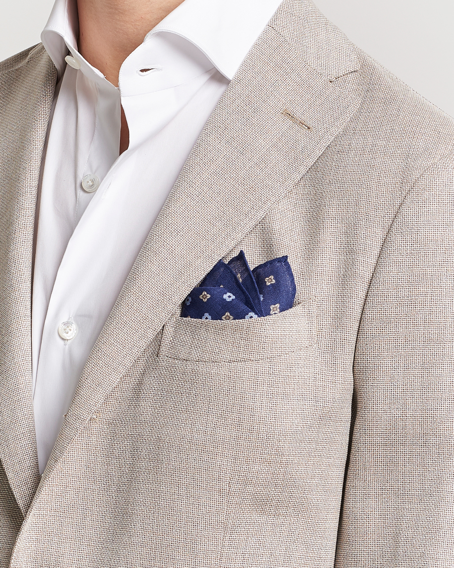 Herren | Amanda Christensen Linen Printed Flower Pocket Square Navy | Amanda Christensen | Linen Printed Flower Pocket Square Navy
