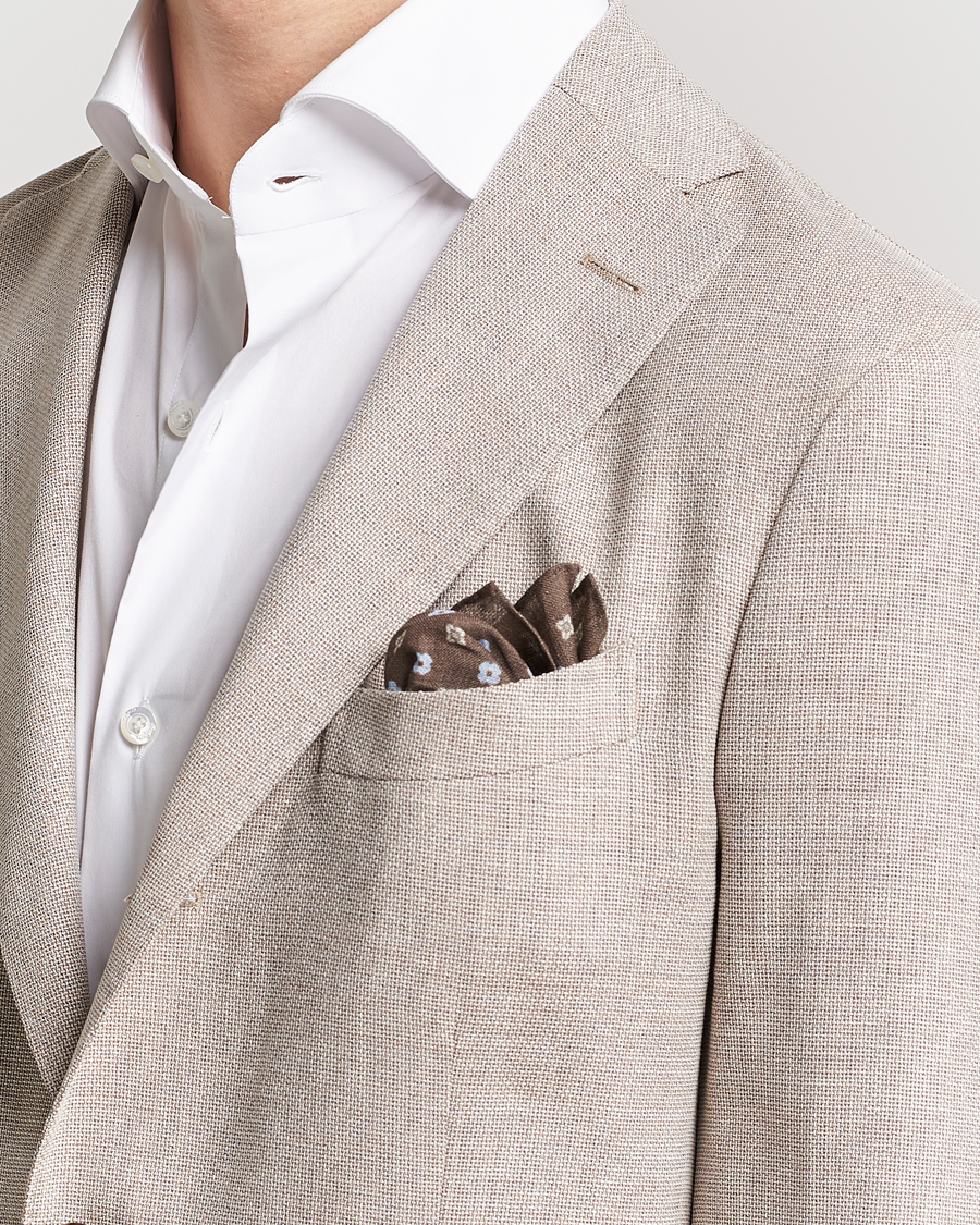 Herren | Amanda Christensen Linen Printed Flower Pocket Square Brown | Amanda Christensen | Linen Printed Flower Pocket Square Brown